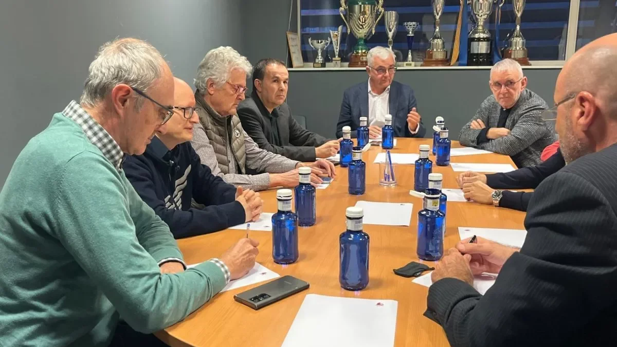 Una part dels socis que gestionen el club es van reunir ahir per fixar el calendari electoral. - FORÇA LLEIDA