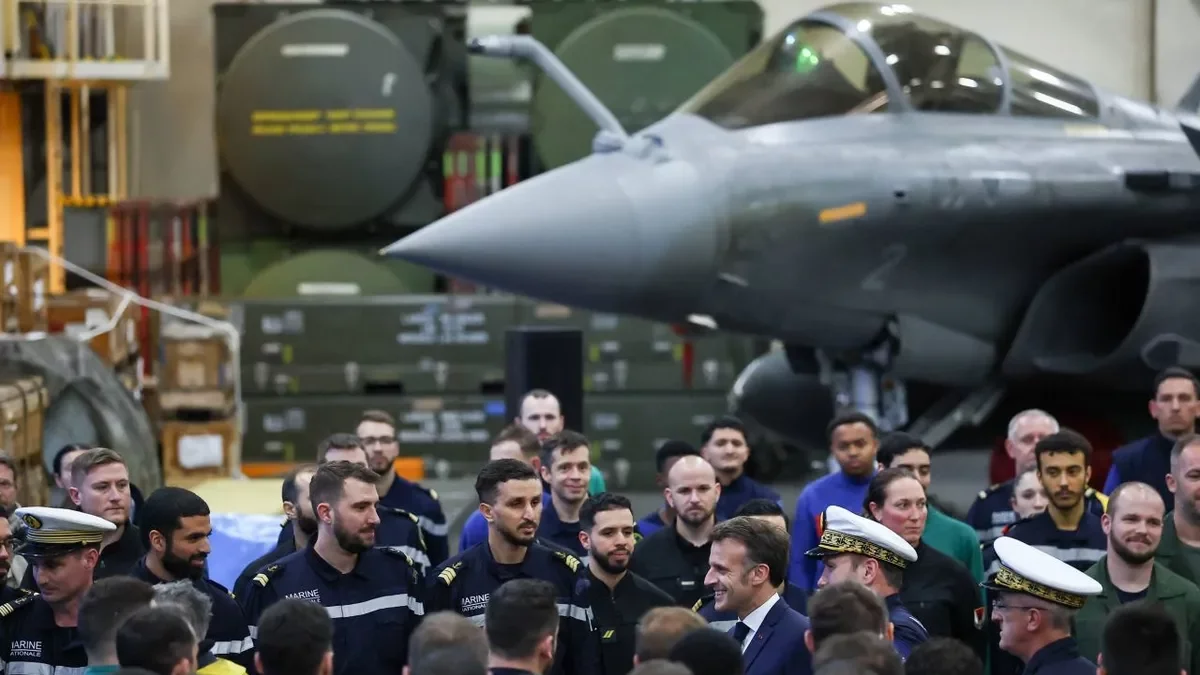 Macron va visitar ahir les tropes franceses desplaçades a Xipre, com el portaavions Charles de Gaulle. - EFE/EPA/GONZALO FUENTES / POOL MAXPPP OUT