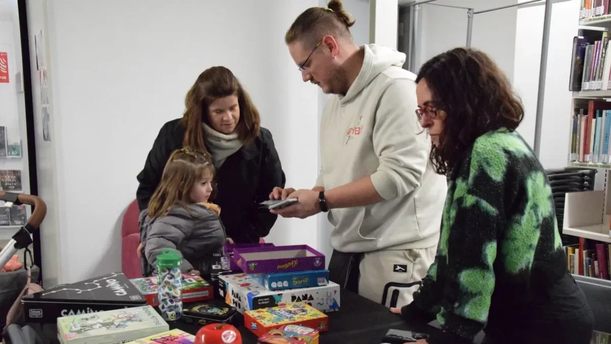 Les famílies van gaudir de jocs a la biblioteca.