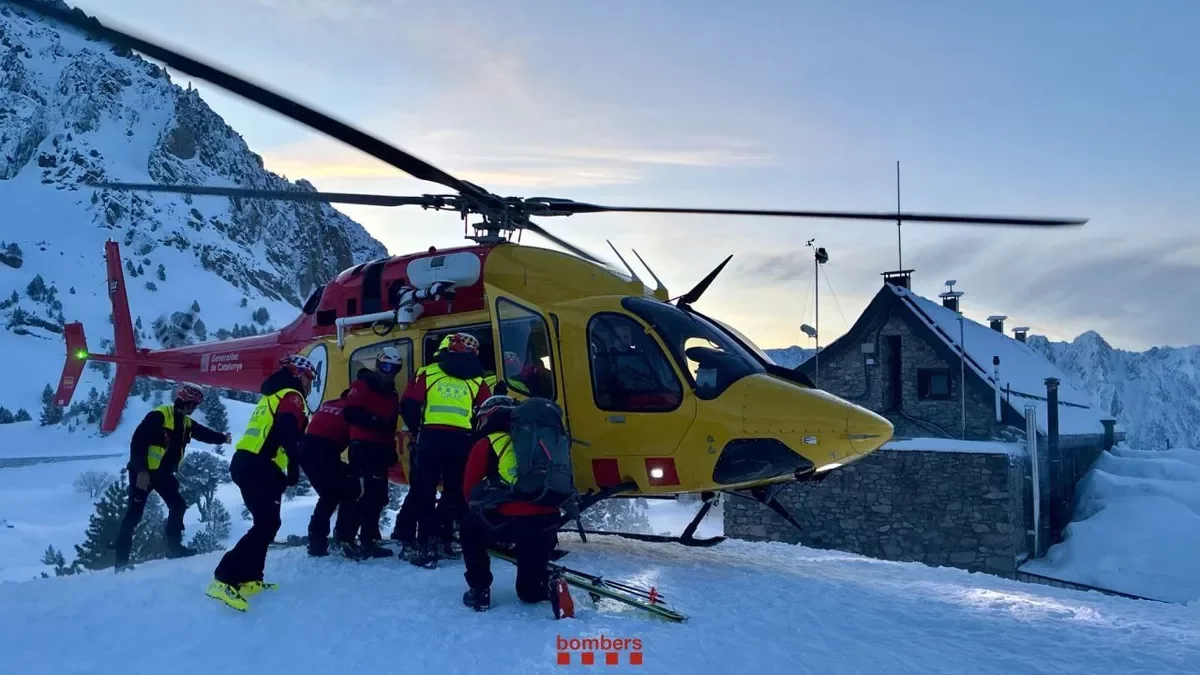 L’helicòpter de rescat, ahir al matí al refugi d’Amitges. - BOMBERS
