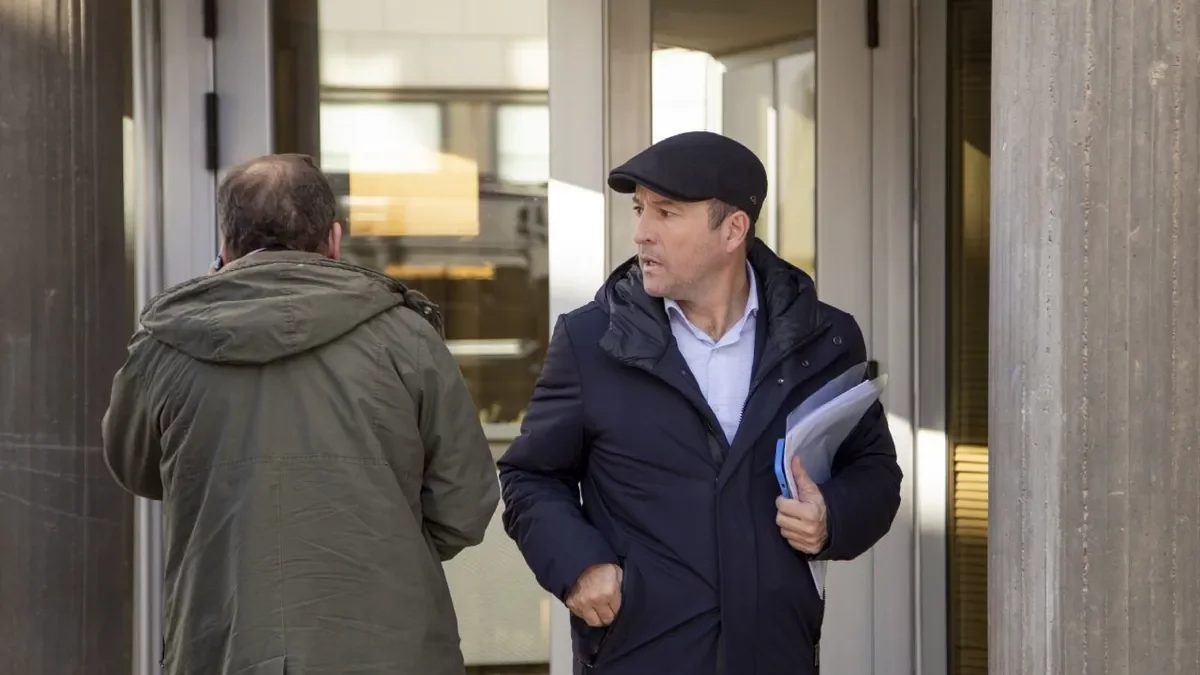 Albert Esteve, a la sortida dels jutjats de Lleida el febrer del 2023. - JORDI ECHEVARRIA