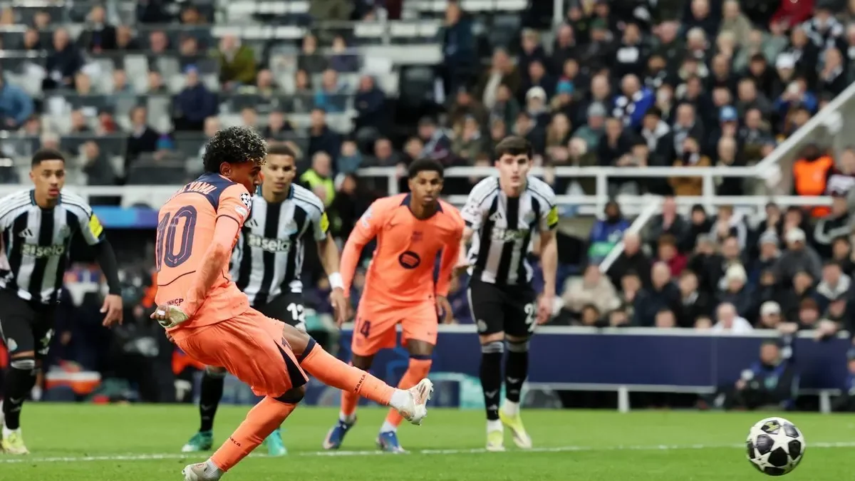 Lamine Yamal va assumir la responsabilitat de llançar el penal i després d’enganyar el porter va firmar un salvador empat. - EFE