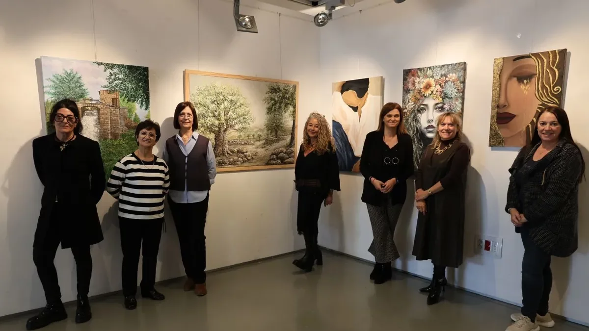 Varias de las artistas que muestran sus obras en la exposición de L’Albada. - A.LINYOLA