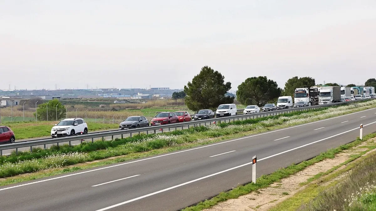 Cues de turismes i camions ahir al matí a l’A-2. - JOAN GÓMEZ