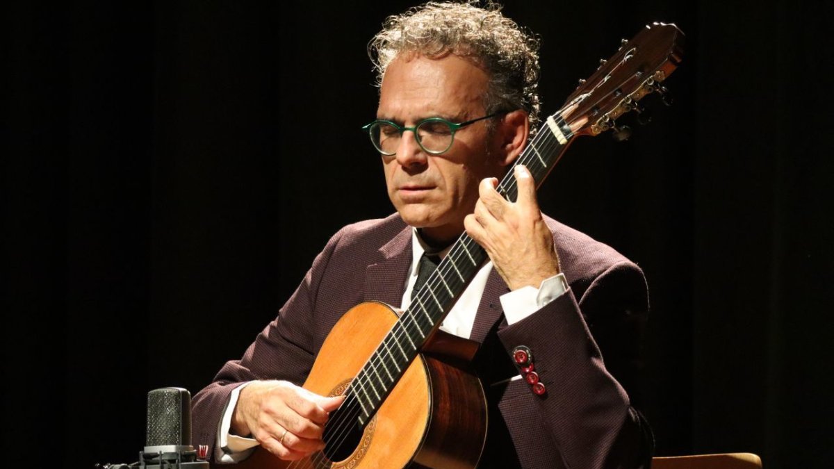 El guitarrista lleidatà José Antonio Chic llança el tercer volum de ‘Tesoros de la guitarra clásica’.