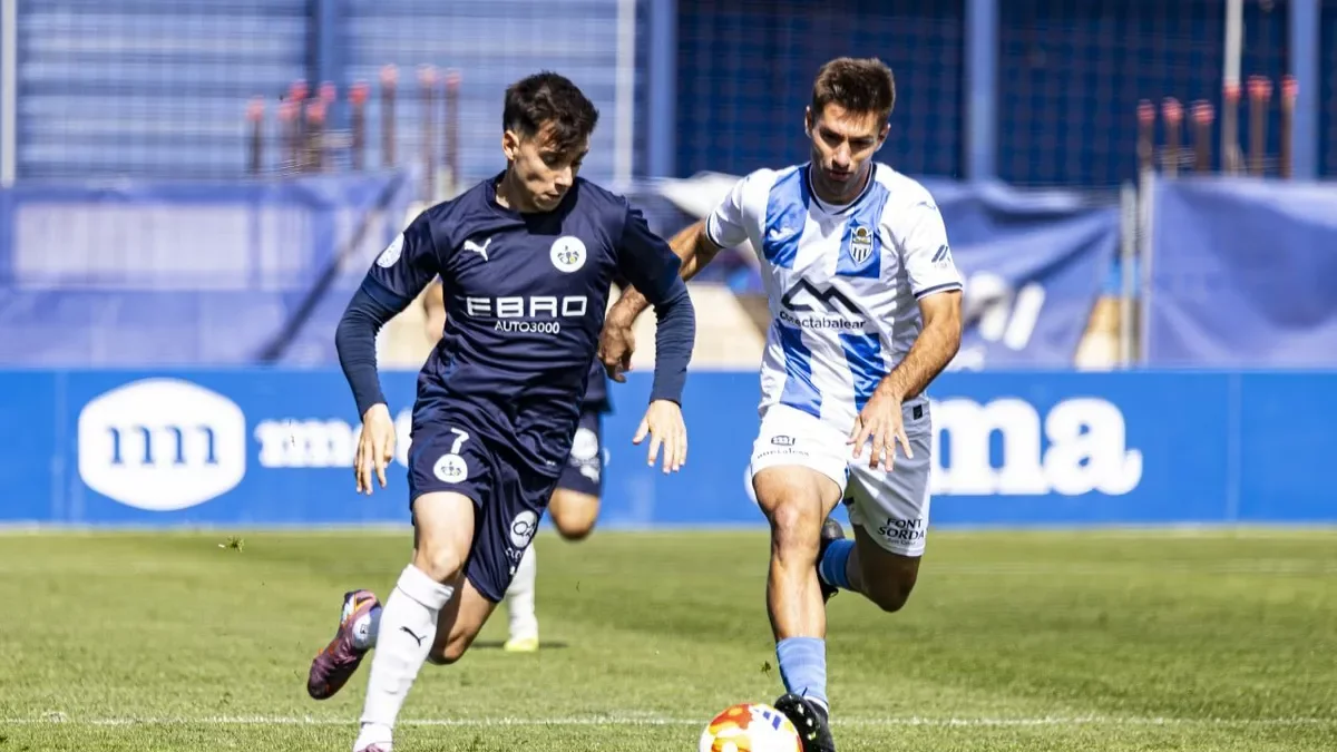 Pascual intenta avanzar perseguido por un rival. - INGRID SEGURA