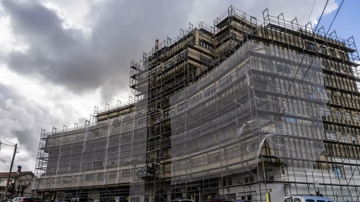 Imatge de l’edifici on van trobar el cadàver de la dona. - EFE/ ROMÁN G.AGUILERA