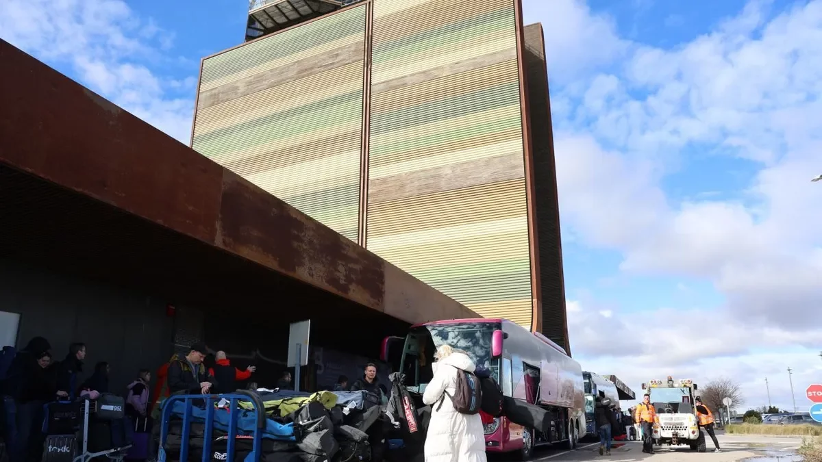 Viajeros en el aeropuerto de Lleida-Alguaire. - AMADO FORROLLA