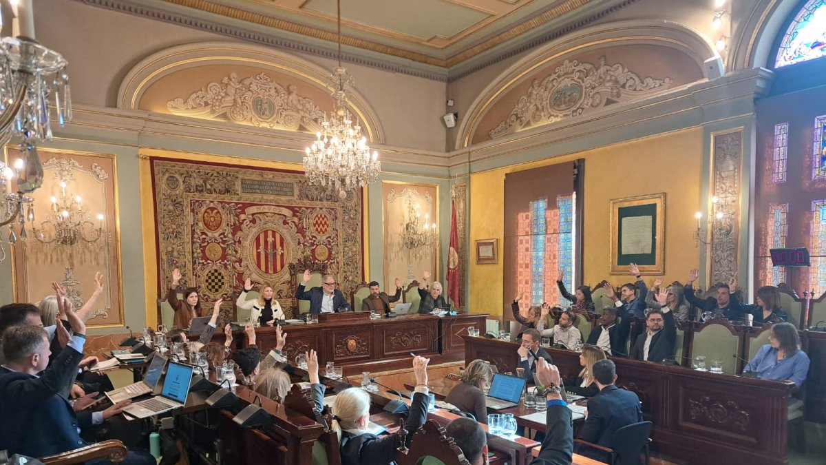 Un moment de la votació en el ple extraordinari d'aquest dilluns a la Paeria de Lleida.