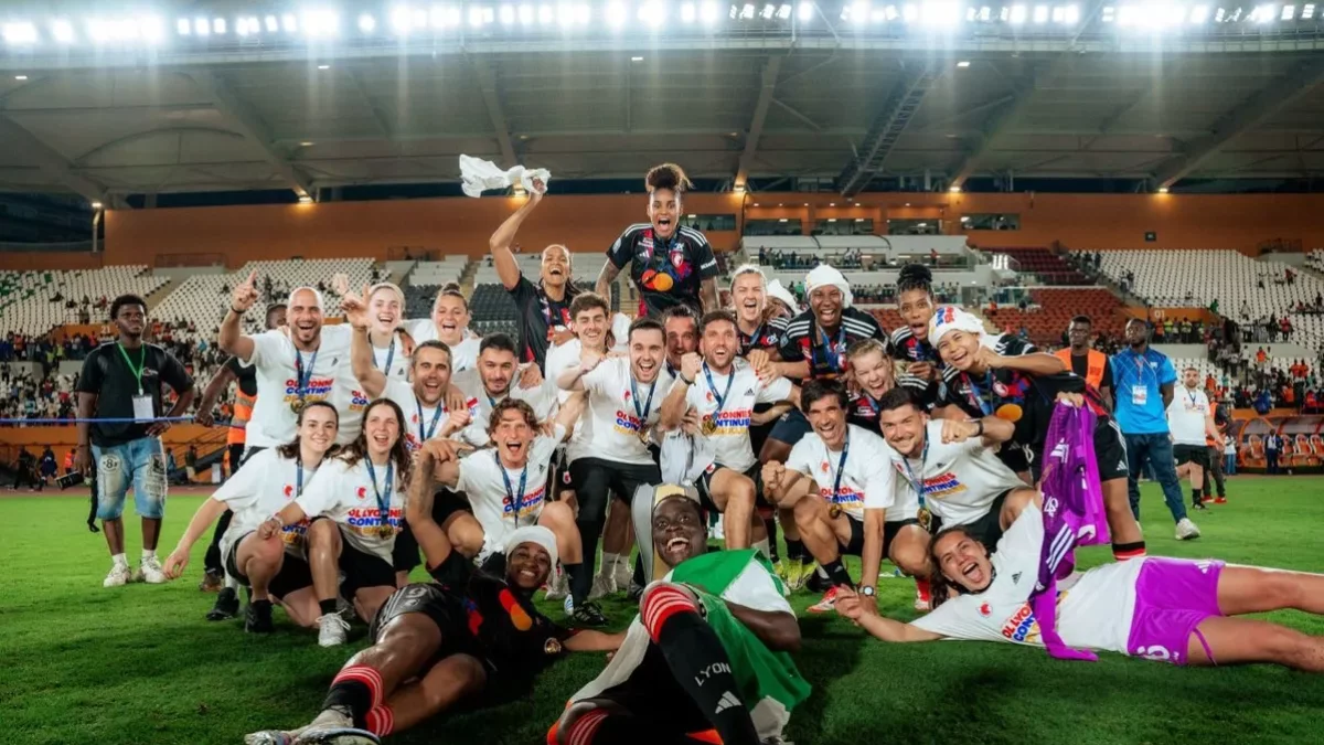 Jugadores i tècnics de l’Olympique, entre els quals Jaume Rius, celebren la conquesta de la Copa de la Lliga. A la dreta, Rius amb el trofeu.