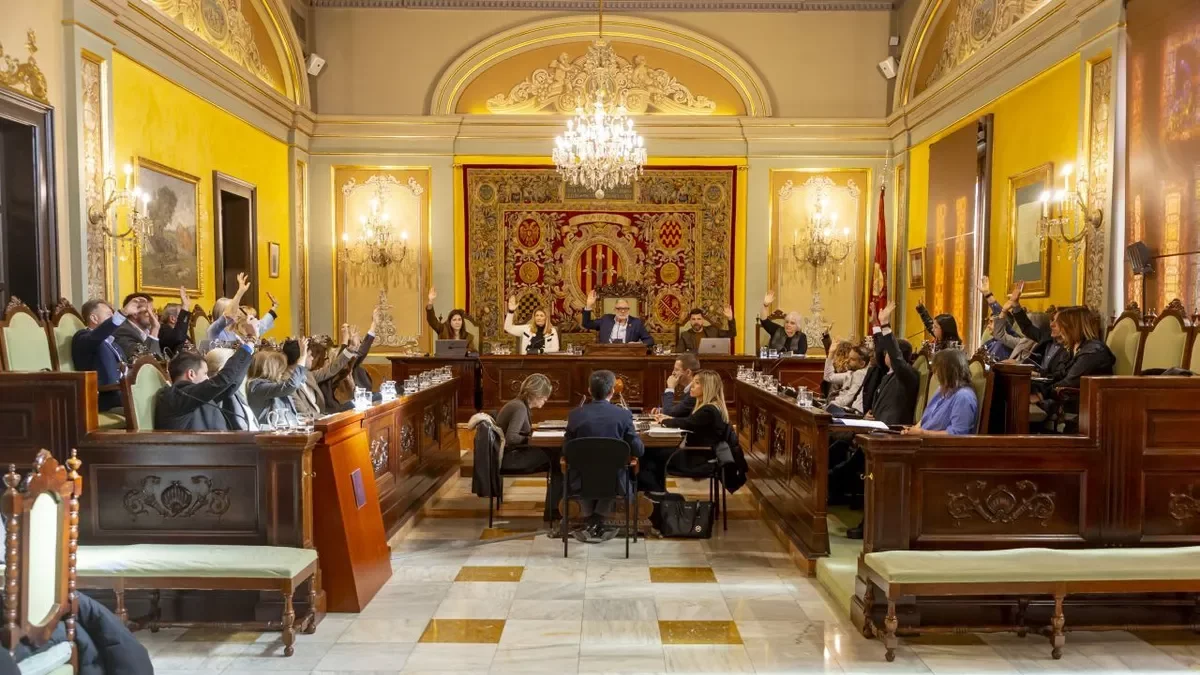 Moment en què tots els regidors, tret de la del Comú, voten a favor d’adjudicar el nou contracte de neteja i escombraries. - JORDI ECHEVARRIA