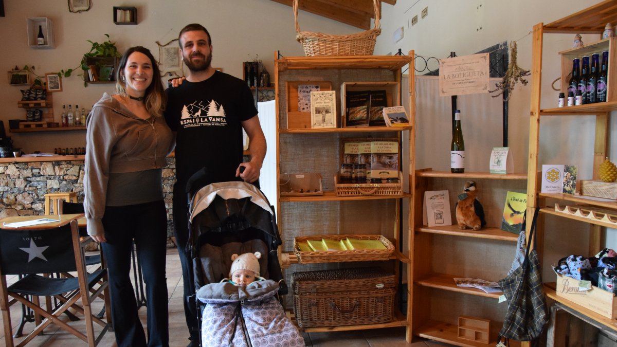 Mar Recarens, Jordi Verdaguer y la pequeña Alina, en el local que regentan en Sorribes