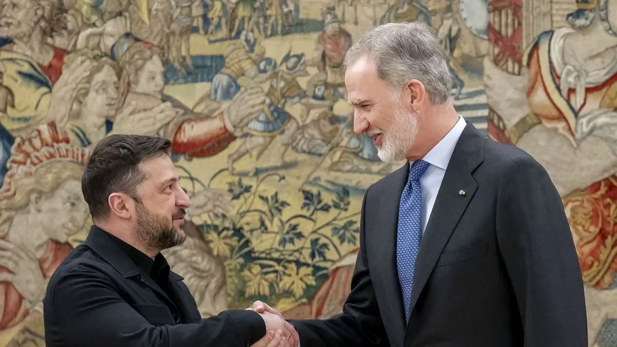 El rey Felipe VI (d) recibió al presidente de Ucrania, Volodímir Zelenski (i), en el Palacio de la Zarzuela. - ALBERTO ORTEGA / EUROPA PRESS