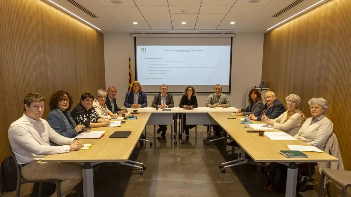 Els membres del Patronat del Museu de Lleida, abans de començar la reunió presidida per Hernández. - JORDI ECHEVARRIA