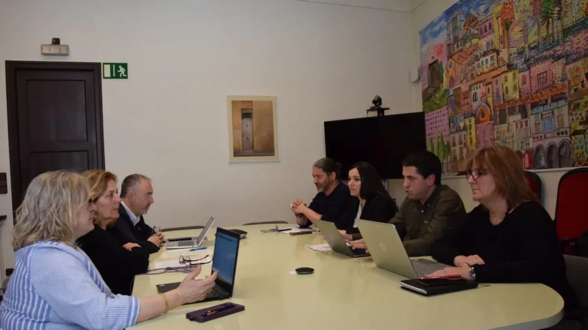 Junts per la Seu y el equipo de Compromís firmaron ayer el acuerdo sobre los presupuestos. - C.SANS