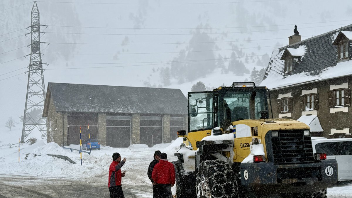 Una màquina netejant de neu al refugi de les Ares, al Pallars Sobirà.