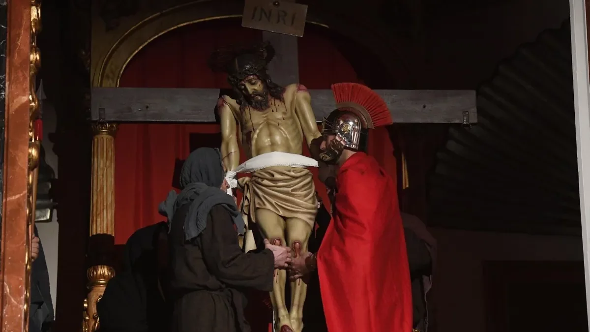El momento en el que desclavan a Jesucristo de la cruz en la iglesia de La Granadella. - SANTI IGLESIAS