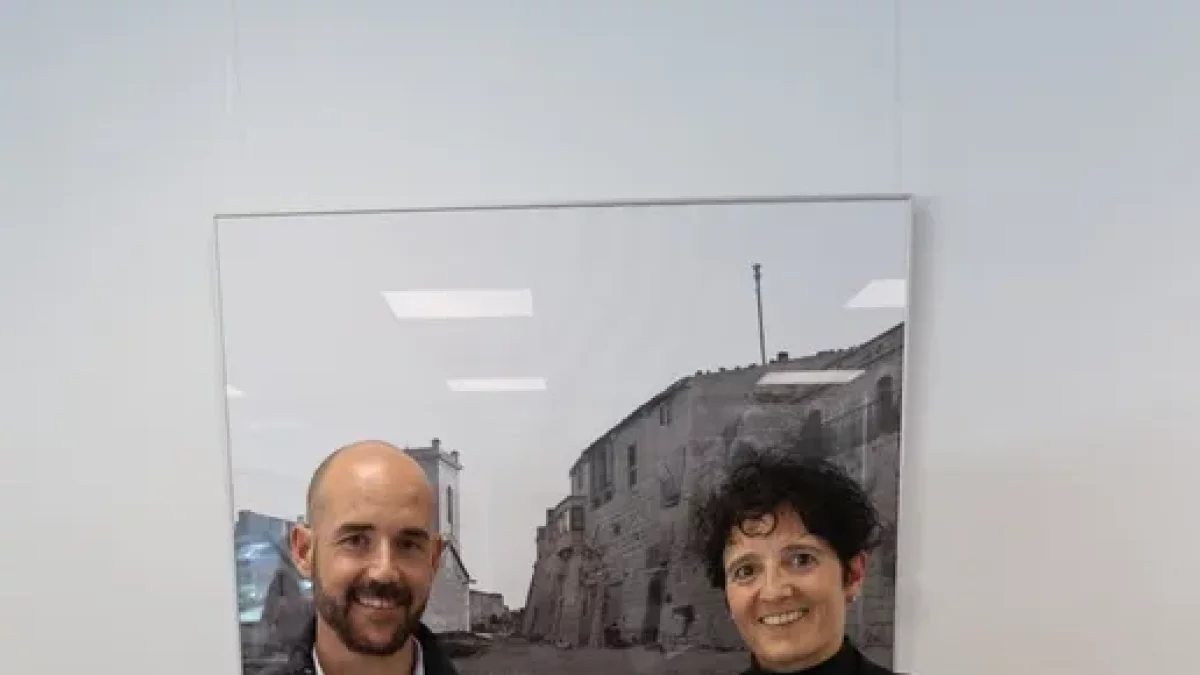 Jaume Boldú y Helena Frutos, bisnietos de Josepa Vidal, en el Arxiu. - ACGAR