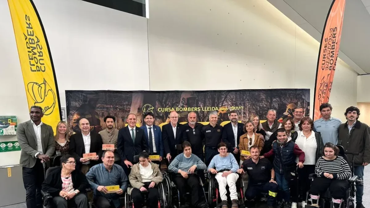 Autoridades, organizadores, patrocinadores y usuarios de Aremi ayer durante la presentación.