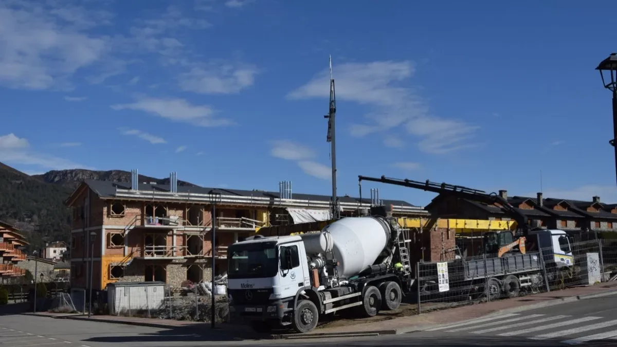 Imagen de un edificio en obras en el pueblo. - C.SANS