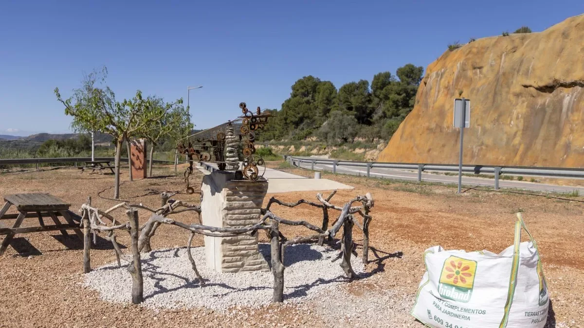 El monòlit a l’inici de la ruta per a motoristes que creua Bovera.