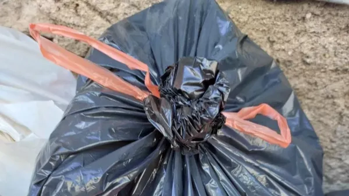 Un adhesivo sobre una bolsa de basura en la calle en La Pobla.