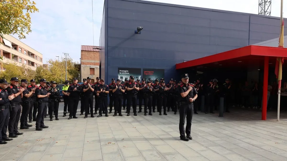 Minuto de silencio el 9 de octubre en la comisaría de Mollerussa, donde trabajaba el mosso asesinado. - J. GÓMEZ