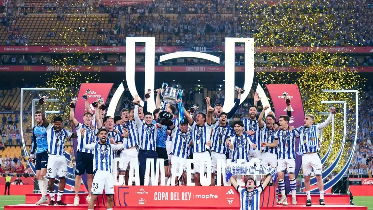 La plantilla de la Real Sociedad celebra el título exhibiendo el trofeo. - RFEF