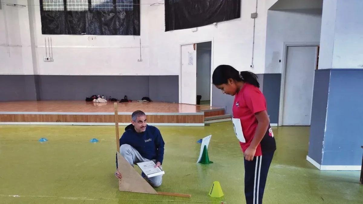 Una alumna de la Escola Magí Morera durante una prueba.