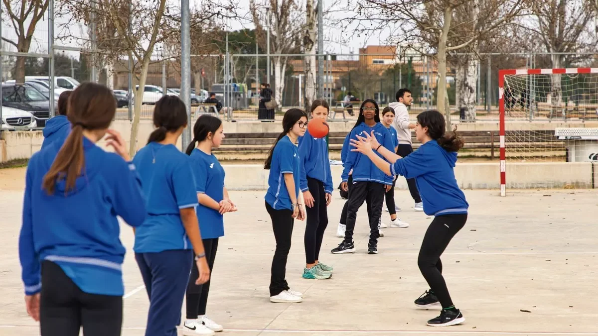 Estudiants de l’INS Caparrella durant una activitat a l’aire lliure. - JORDI ECHEVARRIA