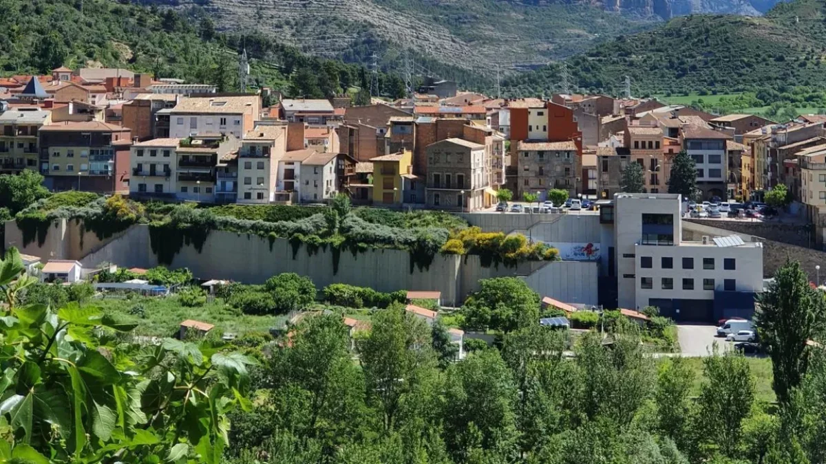 El muro de la Riba a la entrada de La Pobla de Segur. - A.L.P.S.