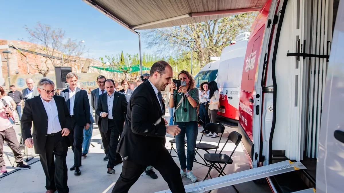 El conseller Dalmau entrando en una de las oficinas móviles. - GENERALITAT