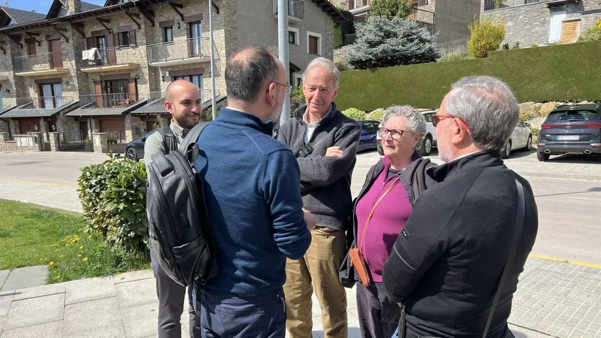 Miembros de SOS Pirineus ante los juzgados de Puigcerdà. - ALBERT L.COBO/ACN