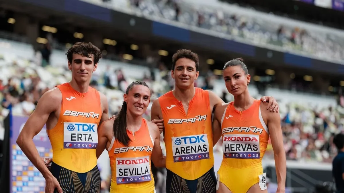 Bernat Erta, primero por la izquierda, con el 4x400 mixto en el Mundial de Tokio del pasado año. - RFEA