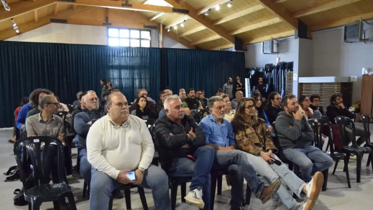 Mas de 50 ganaderos se reunieron ayer en el local social de Prullans. - C.SANS