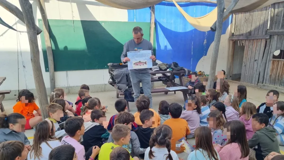 Los niños de la Escola Àngel Serafí de Sort siguen con atención las explicaciones sobre la pesca. - S.P.S.P.