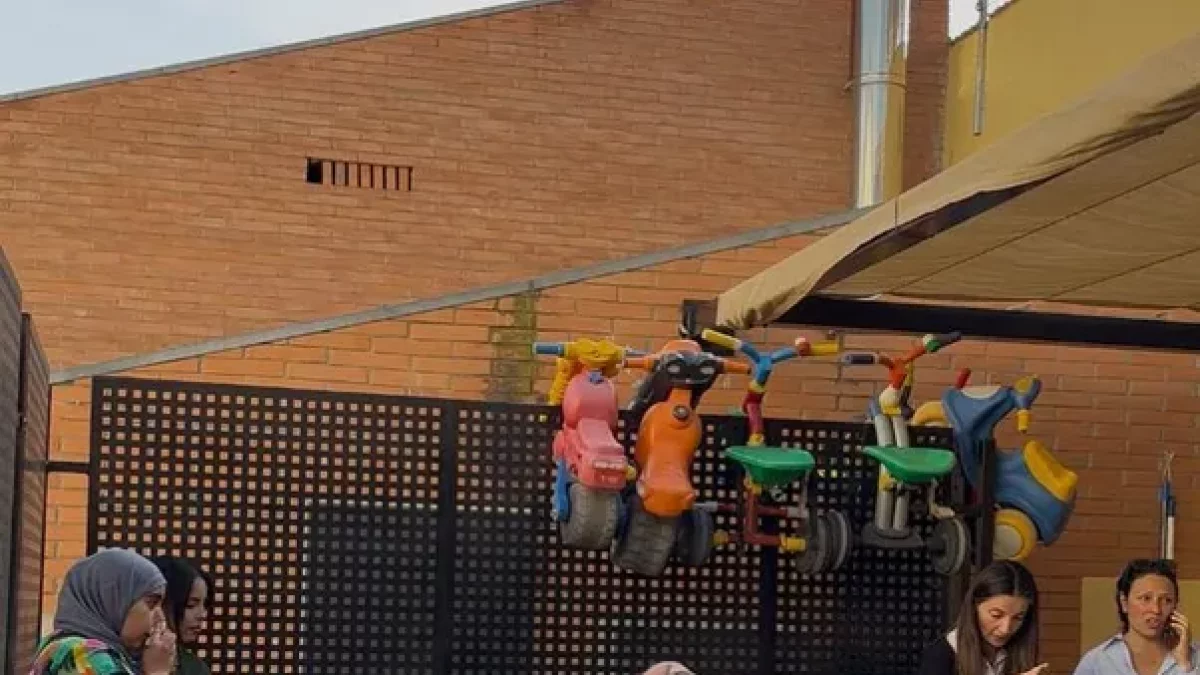 Las familias pudieron difrutar del nuevo patio del centro. - AJUNTAMENT DE TREMP