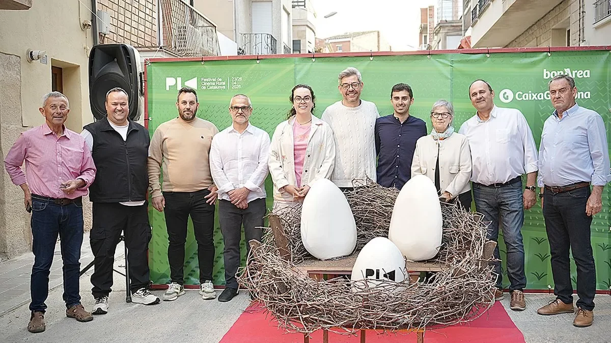 Las autoridades en la alfombra roja del Festival Pla, el viernes en el Teatre Foment de Juneda. - GENÍS MUNIESA