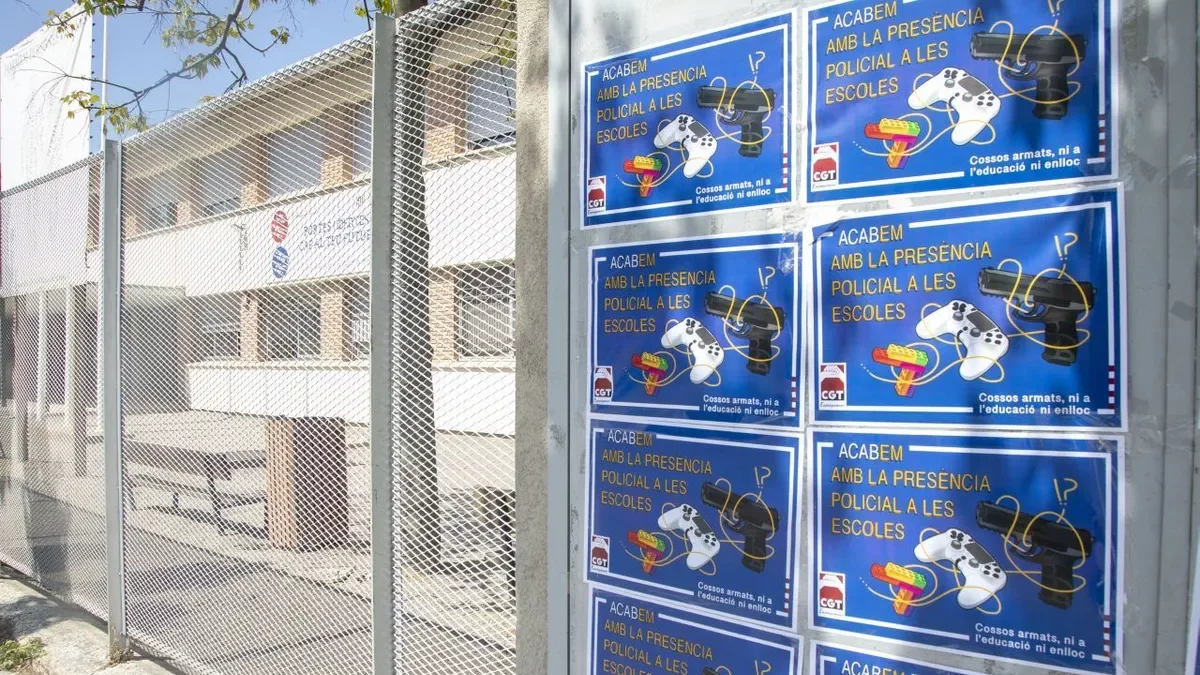 Carteles contra la iniciativa del Govern en la entrada del instituto Manuel de Pedrolo de Tàrrega. - LAIA PEDRÓS