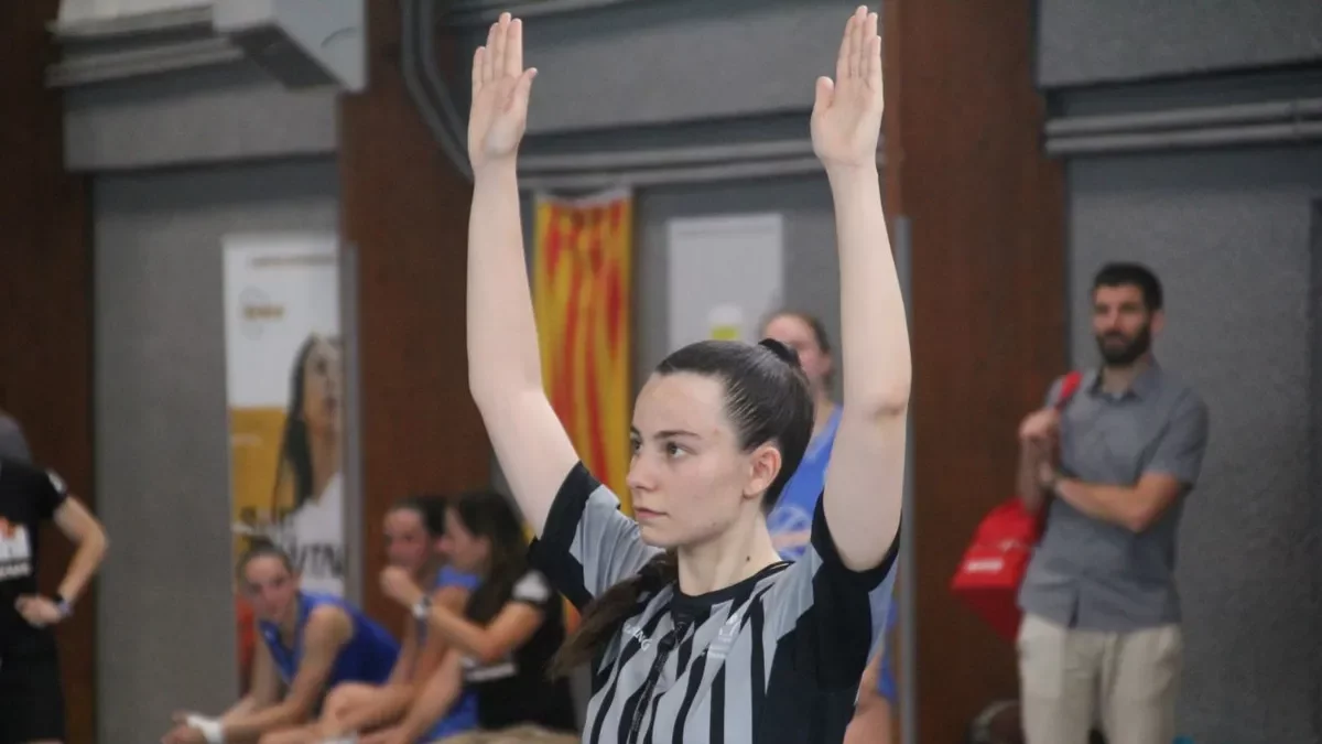 La leridana Carla Calafell participa en el proyecto ‘ÀrbitrA amb A’ para visibilizar el arbitraje femenino.