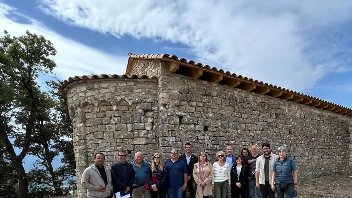Participantes ayer en el acto de reapertura tras la rehabilitación de la Ermita de Sant Feliu. - AJUNTAMENT DE CASTELL DE MUR