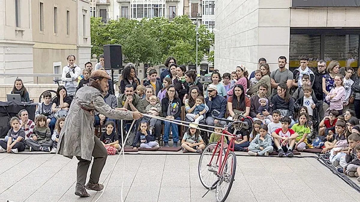 Público de todas las edades en la plaza del Museu de Lleida. - ÀLEX FORNÓS