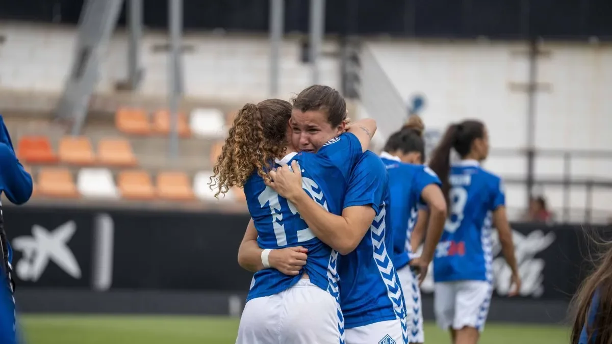 Cintia Hormigo i Nora després de consumar-se el descens del conjunt lleidatà a Segona RFEF. - PAU PASCUAL PRAT