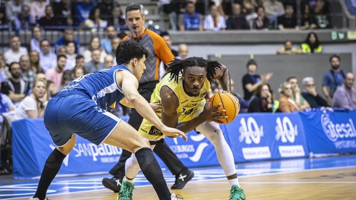 James Batemon, con la bola, presionado por Corbalán. - ACB PHOTO/CINTIA CORTÉS