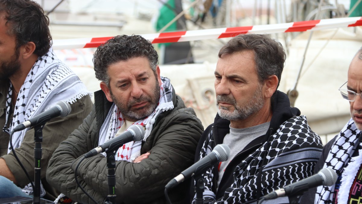 El coordinador y portavoz de la Global Sumud Flotilla, Saif Abukeshek, y el fundador de Open Arms, Oscar Camps, durante la rueda de prensa previa a la salida de la segunda expedición