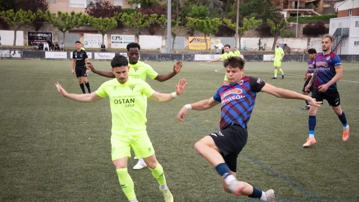 Un jugador del Tàrrega intenta evitar que un balón salga del terreno de juego. - JORDI BONILLA