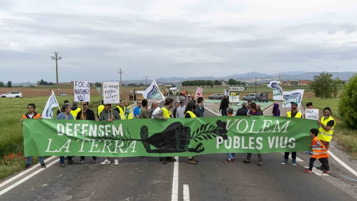 Tallen la C-53 en protesta contra la planta de biometà de la Sentiu - PAU PASCUAL PRAT