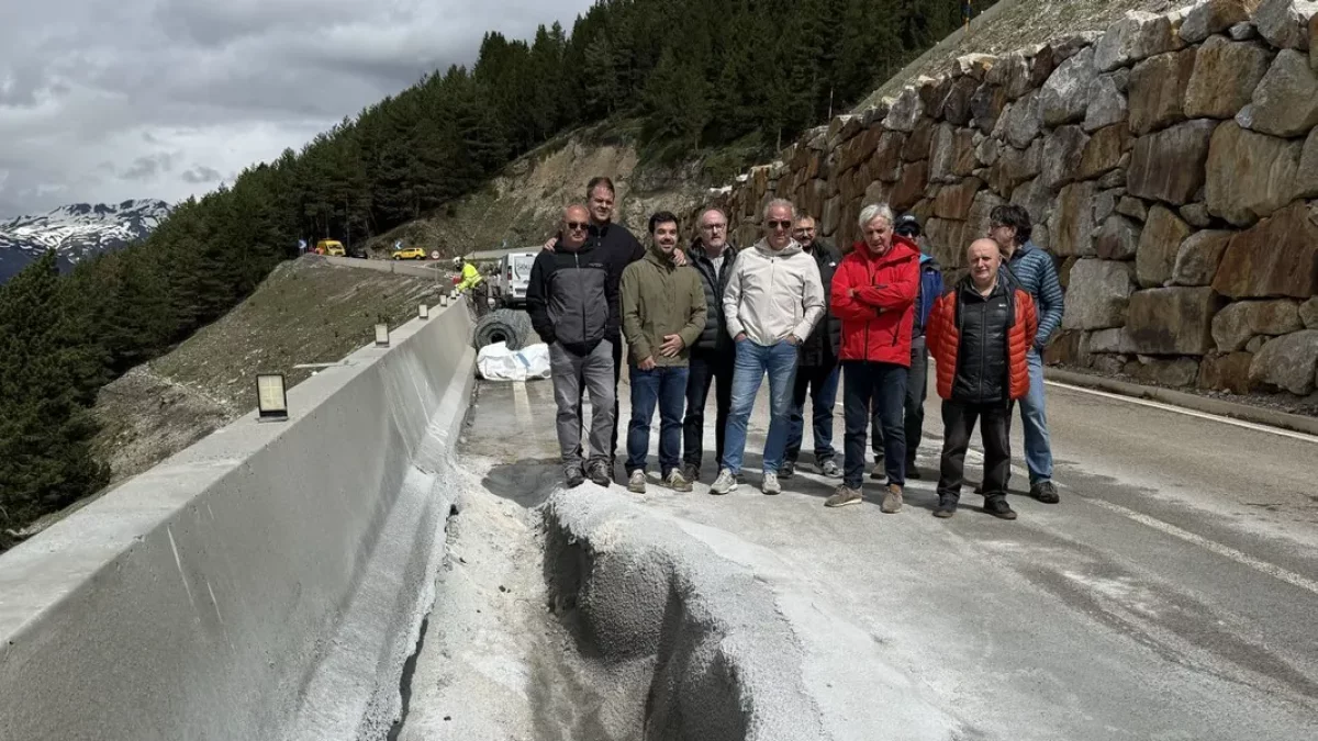 Alcaldes del Sobirà ayer en el puerto de la Bonaigua donde denunciaron el mal estado de la calzada, grietas y movimientos de tierra. - ACN / MARTA LLUVICH