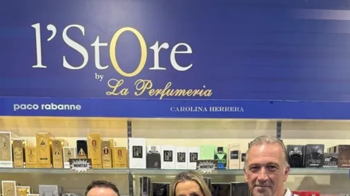Solís y Roca junto a Lídia Simón, de La Perfumería, patrocinador.