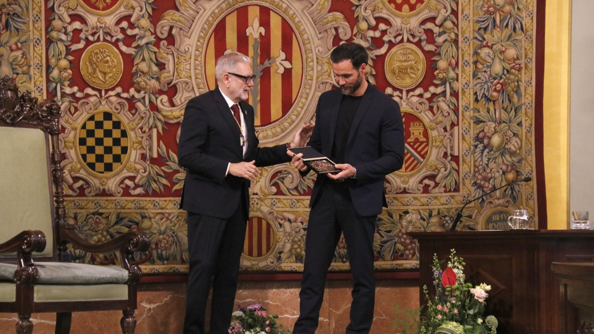 El piragüista olímpic Saúl Craviotto i l'alcalde de Lleida, Fèlix Larrosa, en l'acte del pregó de les Festes de Maig